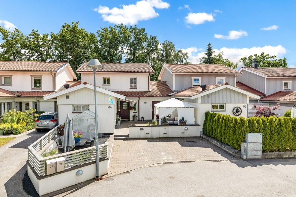 stensattning framsidan av huset marksten bygge av tradack pa insidan trall sviskonvagen jarfalla stockholm